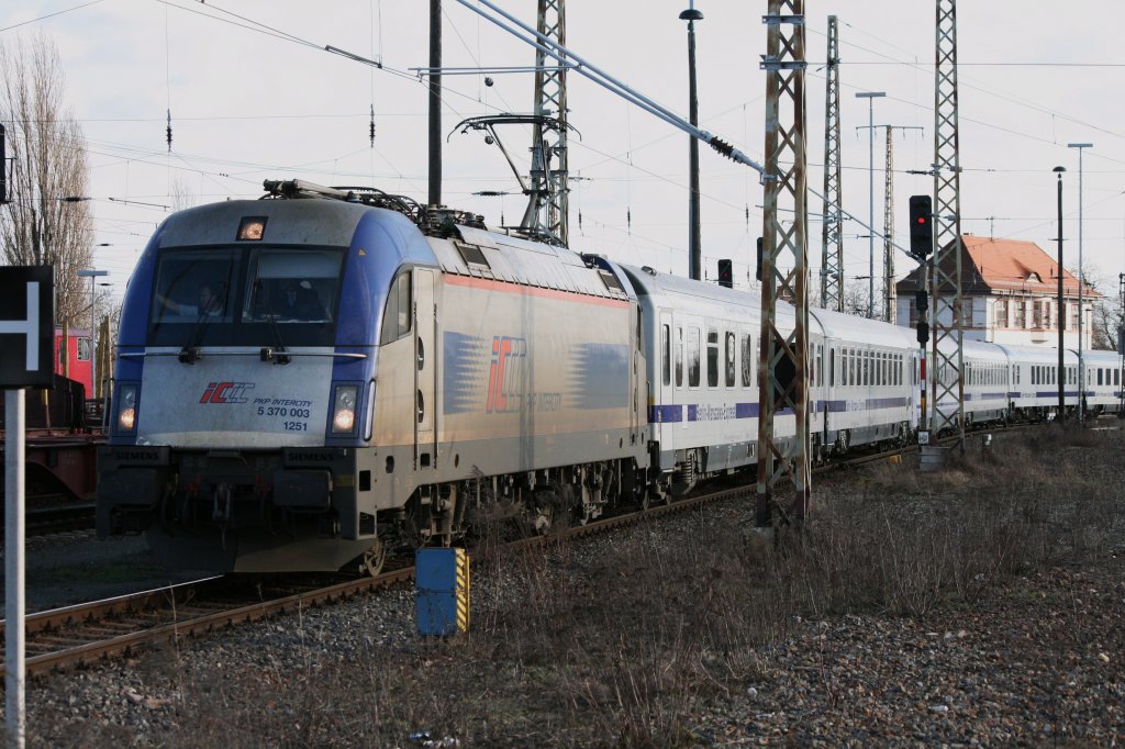 PKP 5 370 003 mit dem Berlin Warschau Express in FF/O am 08.02.2011