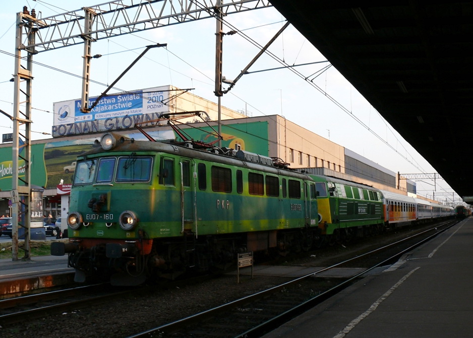 PKP EU07-160 und SU45-245 stehen mit dem Interregio-Zug TLK1813 Warszawa-Krzyz-Kostrzyn in Poznan.
Bemerkenswert und ungewhnlich: Die SU45 wird nur fr die nicht elektrifizierte Ostbahn von Kreuz nach Kstrin bentigt.
Sie wird hier schon mitgeschleppt und der Zug kommt so bereits in Posen an.
Mit dem inzwischen einzigen TLK-Zugpaar kommt auch immer noch eine SU45 auf der Ostbahn von Kreuz nach Kstrin vor Personenzgen zum Einsatz.
05/2010  Posen (Poznan)

