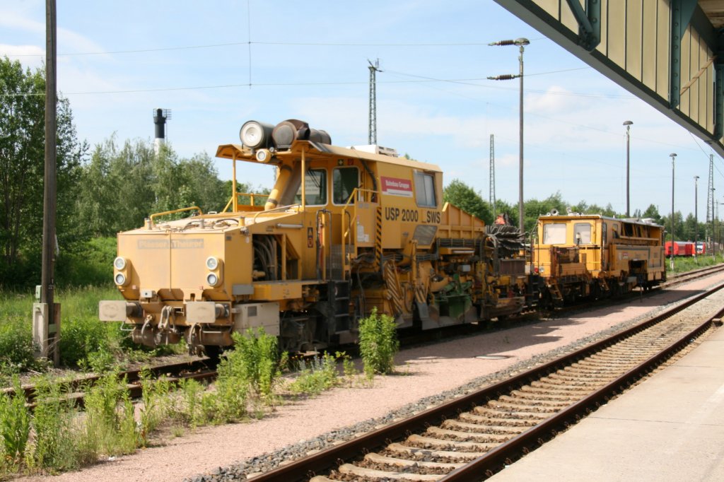 Plasser&Theurer Schotterpflug mit angehngter Gleisstopfmaschine warten in Zwickau(Sachs.)auf ihren nchsten Einsatz.29.05.2011.