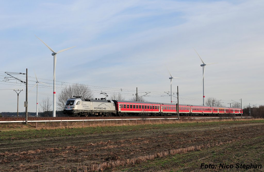 Porsche-Taurus 182 004-2 passiert mit RE 28178 Cottbus Hbf. - Leipzig Hbf. die westliche Ausfahrt des Bahnhofs Eichow (27.12.09)