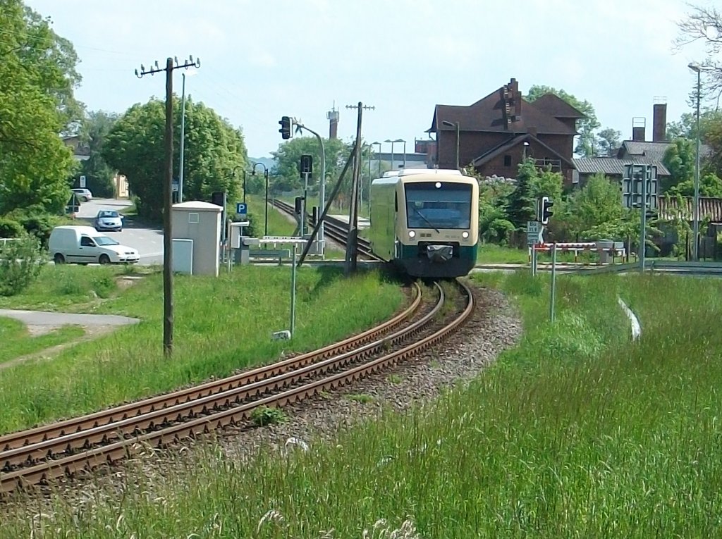 PRESS VT 650 032 auf dem Dreischienengleis beim Verlassen von Lauterbach am 09.Juni 2010.