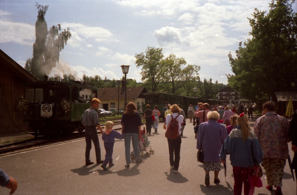 Prien am Chiemsee, historische Dampflok und Wagen (1992)