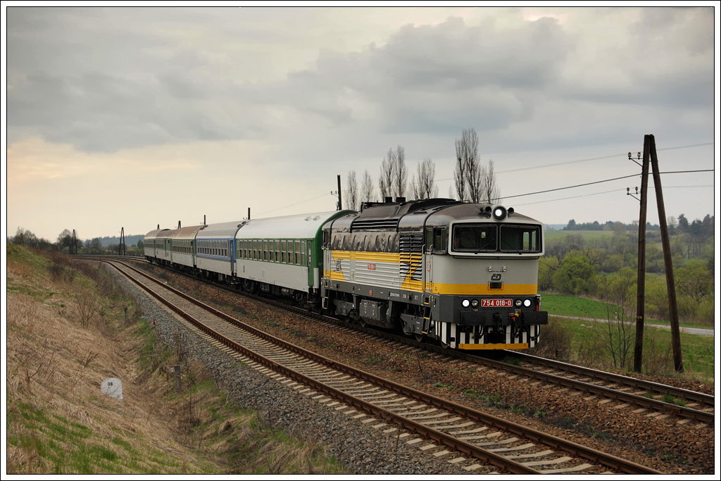 R 663 „Vajgar“ von  Plzen hl.n. nach Brno hl.n., am 15.4.2011 mit 754 018 bespannt, kurz vor dem Bahnhof Nměť nad Oslavou (deutsch Namiest an der Oslawa).