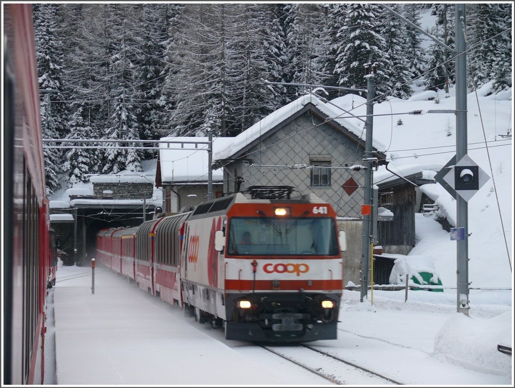 R1117 kreuzt in Preda den RE 1124 mit Ge 4/4 III 641  Maienfeld , der soeben aus dem Albulatunnel fhrt. (12.01.2010)