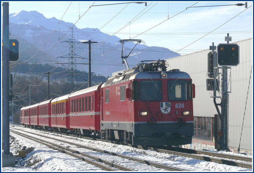 R1249 mit Ge 4/4 II 624  Celerina/Schlarigna  bei Chur West. (03.12.2009)