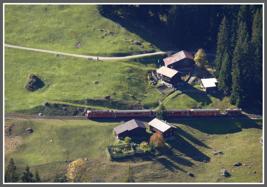 R1441 im Prtschwald oberhalb Langwies aufgenommen vom Rongg 300 Hhenmeter weiter oben. (12.10.2010)