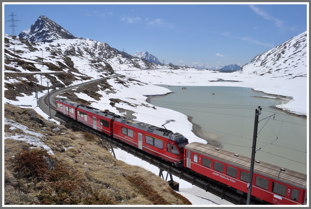 R1625 mit Allegra 3504  Dario Cologna  berquert die bekannte Brcke kurz nach Ospizio Bernina auf dem Weg nach Tirano. (15.05.2012)