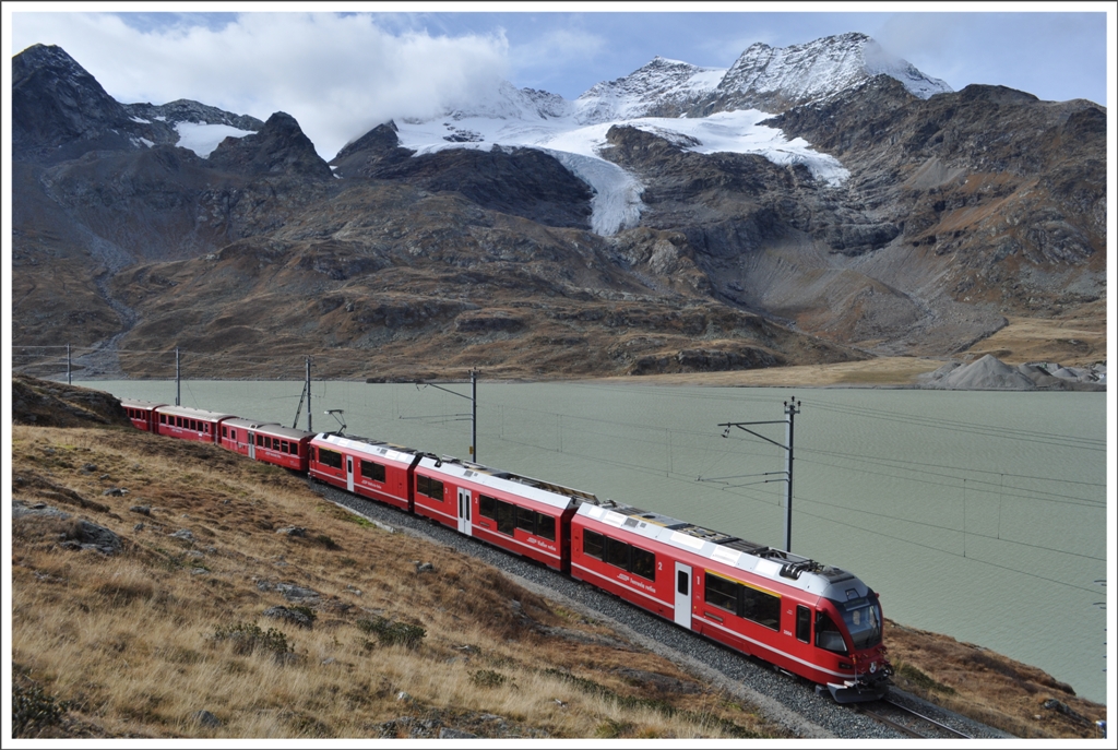 R1640 mit ABe 8/12 3504 Richtung Norden bei Ospizio Bernina. Hinter dem Lago Bianco thront der Piz Cambrena mit dem gleichnamigen Gletscher. (11.10.2012)