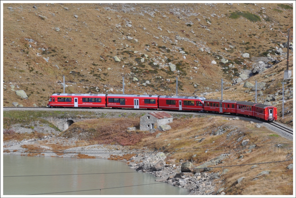 R1640 nach St.Moritz mit ABe 8/12 3504 umkurvt einen Arm des Lago Bianco am Berninapass. (11.10.2012)