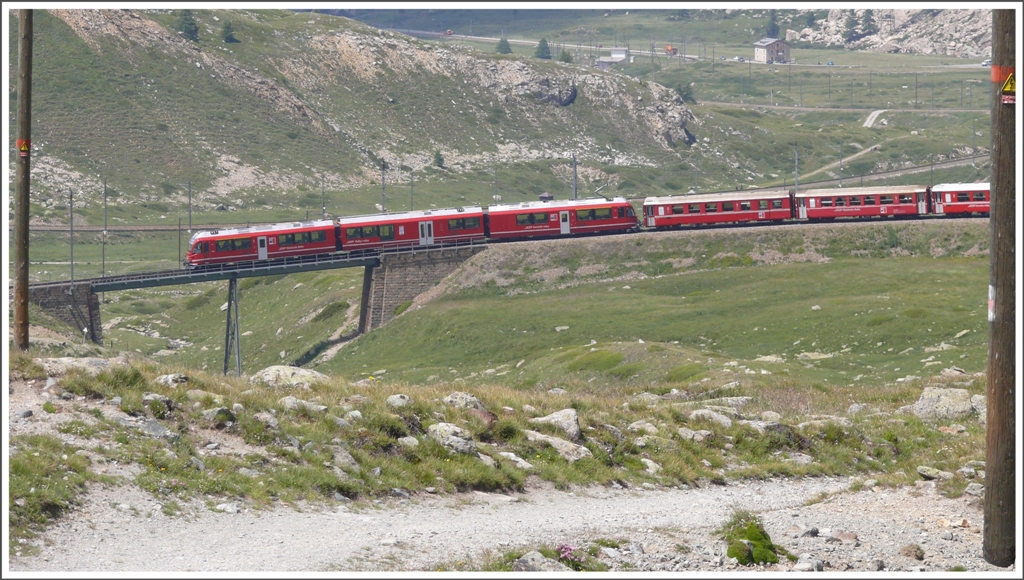 R1656 im 70 o/oo Geflle auf der oberen Berninabachbrcke. (14.07.2010)