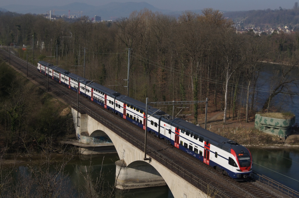 RABe 511 005-1 befindet sich am 29.3.12 zwischen Brugg und Turgi.