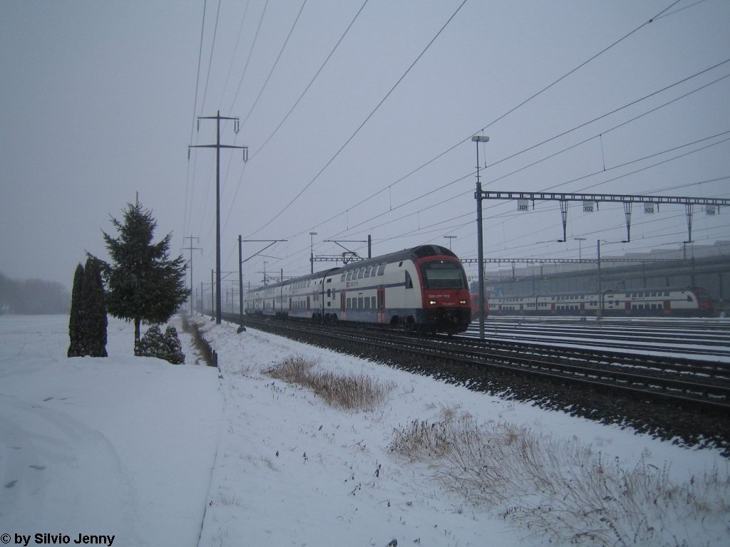 RABe 514 043-9 am 29.1.2010 neben der UA Oberwinterthur als S8 nach Pfffikon SZ. Nun fahren die DTZ der S8 schon 1 1/2 Jahren (davor 1/2 Jahr DPZ) ins thurgauische Weinfelden, resp. kommen von dort. Und doch, hab ich mich bis heuten icht wirklich an die Zrcher S-Bahn im Thurtal gewhnt.