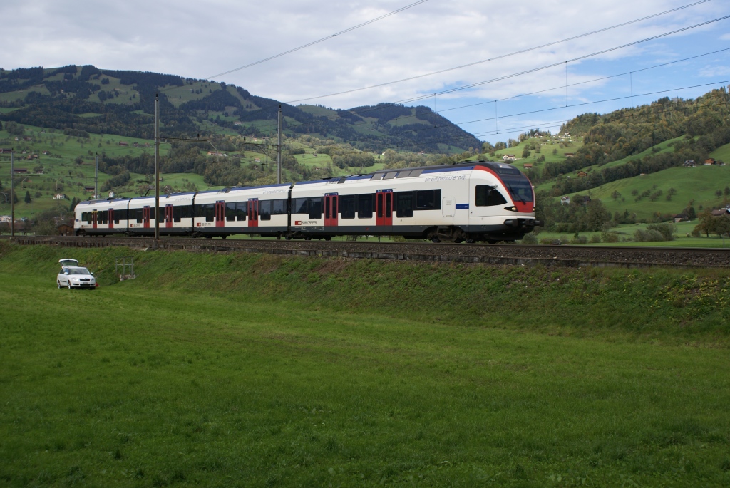 RABe 523 008-1 verlst am 4.10.10 Steinen als S 2 nach Erstfeld.