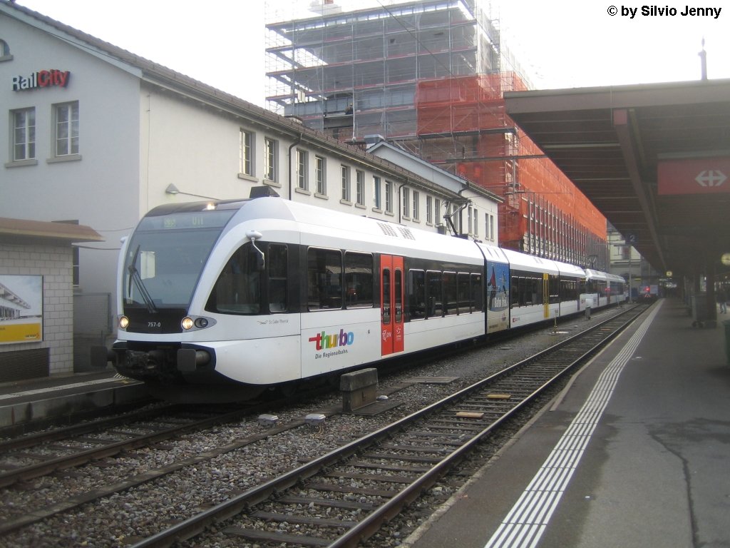 RABe 526 757-0 ''St.Galler Rheintal'' + 526 790-1 ''Zihlschlacht Sitterdorf'' am 12.11.09 als S35 in Winterthur. Im Hintergrund das im Bau stehende Verwaltungsgebude der SBB, dass im Jahre 2011 fertig gestellt werden sollte...