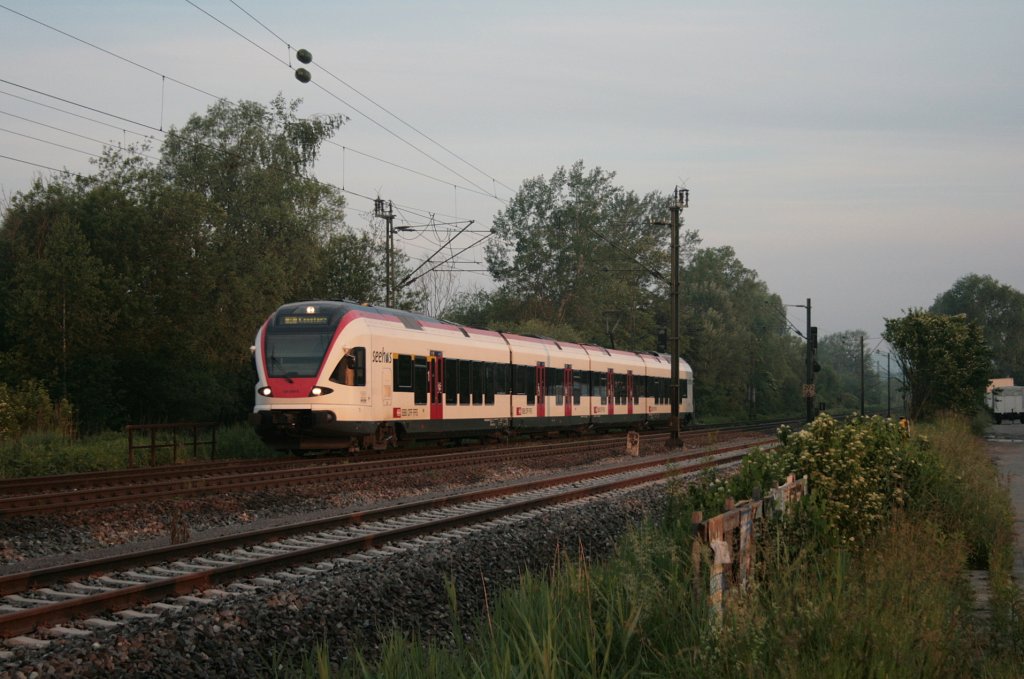 RABe 526  Seehas  als SBB 79803 Engen - Konstanz im ersten Morgenlicht in Radolfzell. 07.06.10