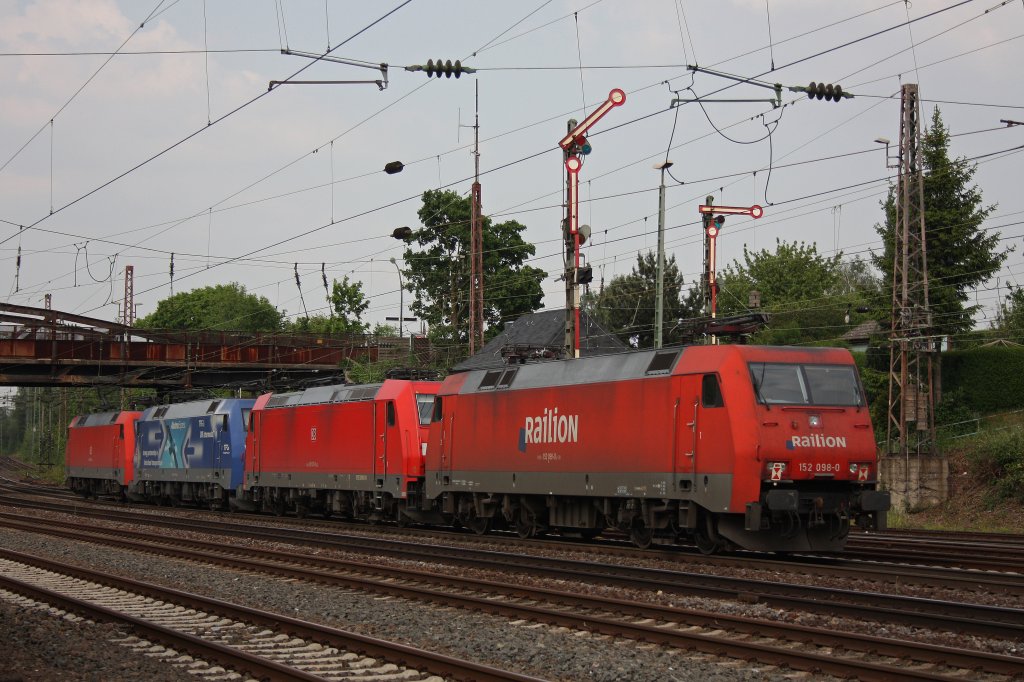 Railion 152 098 hing am Zugschluss des Lokzuges welcher am 22.5.12 durch Dsseldorf-Rath fuhr.