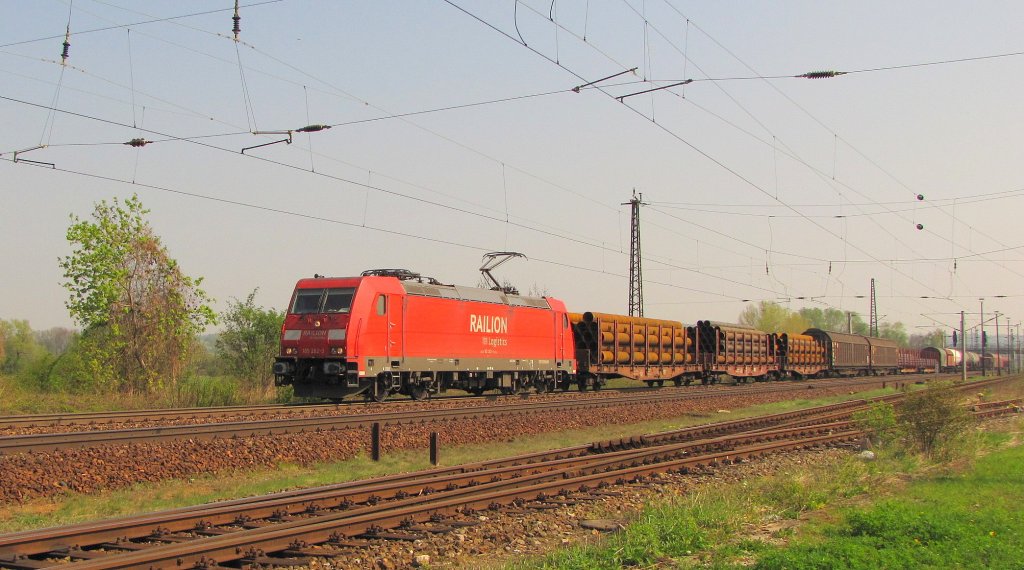 RAILION DB Logistics 185 262-3 mit einem gemischten Gterzug Richtung Groheringen, in Naumburg (S); 20.04.2011