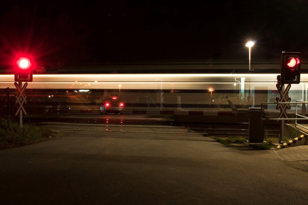 Railroad crossing: S Bahn 21672 (Wr. Neustadt Hbf - Absdorf-Hippersdorf) verlt die Haltestelle Leobendorf-Burg Kreuzenstein. Die Aufnahme entstand am Abend des 16.11.2012.