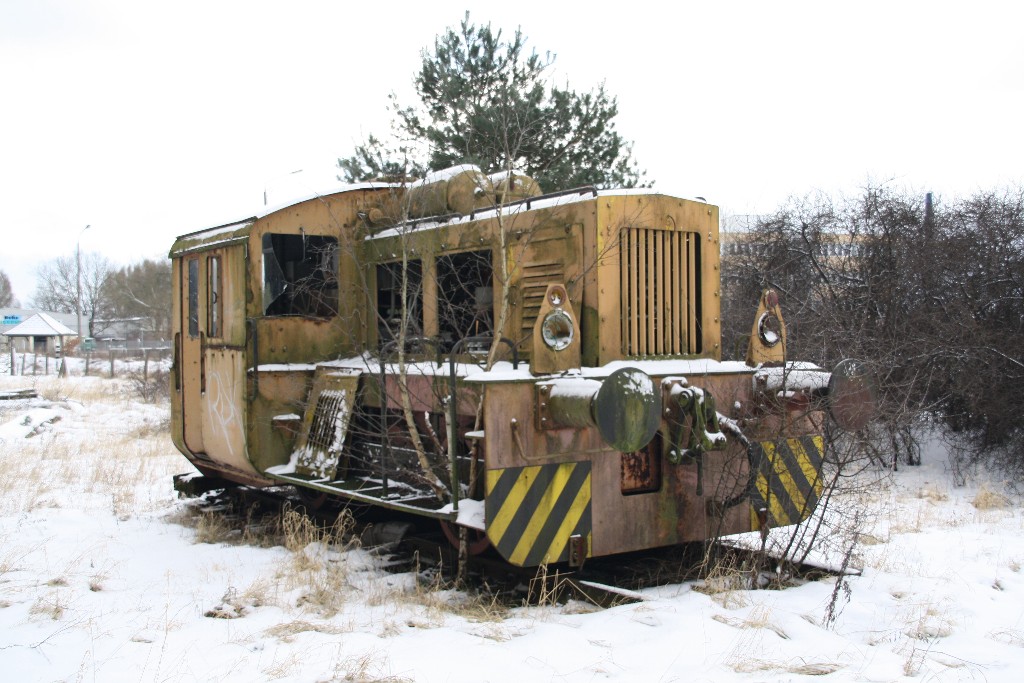 Rangierdiesel des Typ N 4b Fabriknummer 251073 Baujahr 1955 bei LKM Babelsberg
steht seit einigen Jahren auf dem ehem.Gelnde des VEB Getreidewirtschaft Brandenburg BT Rathenow. gesehen am 09.02.2012