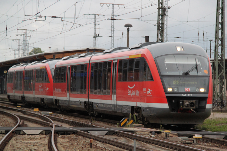 RB 27874 von Stendal nach Braunschweig Hbf bei der Ausfahrt im Bahnhof Stendal.27.08.2011