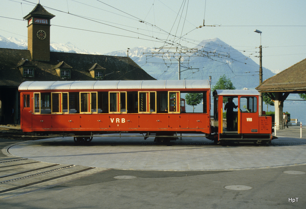 RB - Akku Ta 2/2  1 mit Personenwagen B 8 auf der Drehscheibe in Vitznau im Mai 1985 .. Bild ab Dia