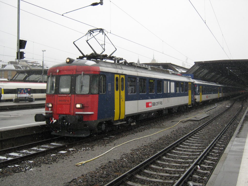 RBe 540 032 als IR 2578 in Zrich HB, 24.12.2010.