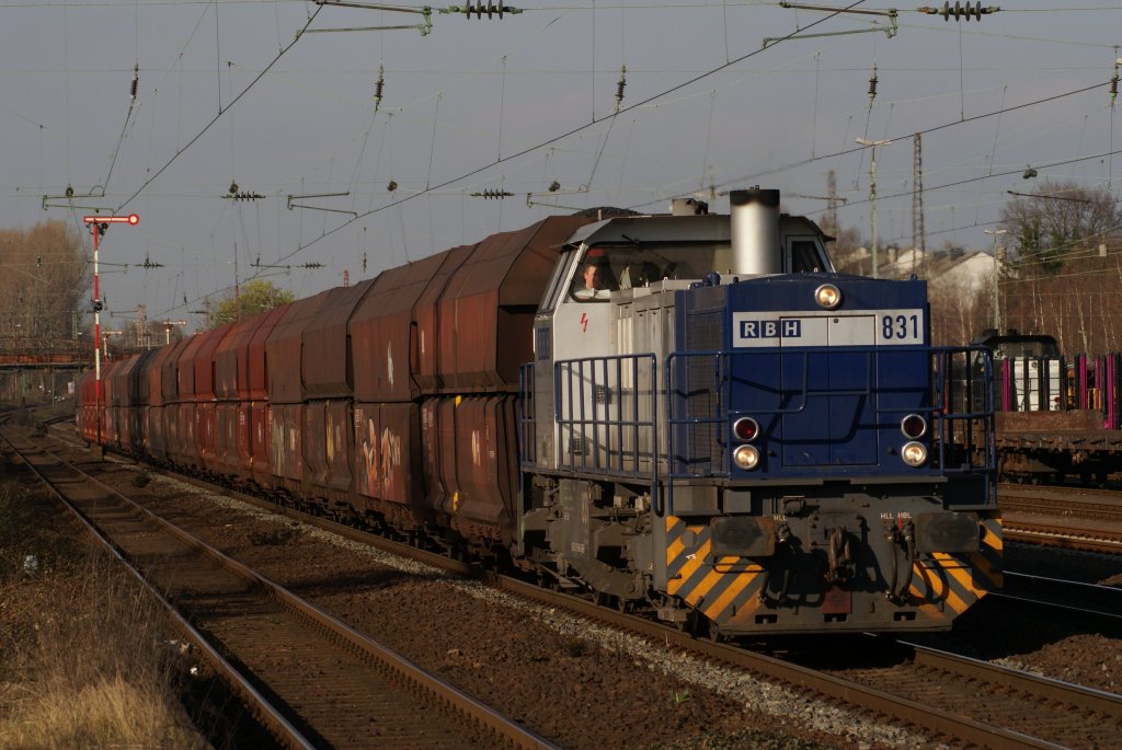 RBH 831 mit einem Kohlezug bei der Durchfahrt durch Dsseldorf-Rath am 28.03.2011