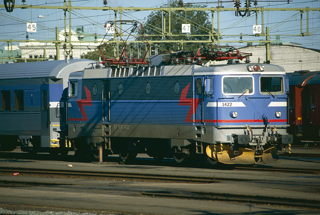 Rc6 1422 im Sommer 1989 in Gteborg C. Die SJ stellte 1989 ein neues Farbdesign vor. Nachdem diverse Loks das Design mit den roten Blitzen erhielten, entschied man sich letztendlich fr eine modifizierte Variante ohne die Blitze. 