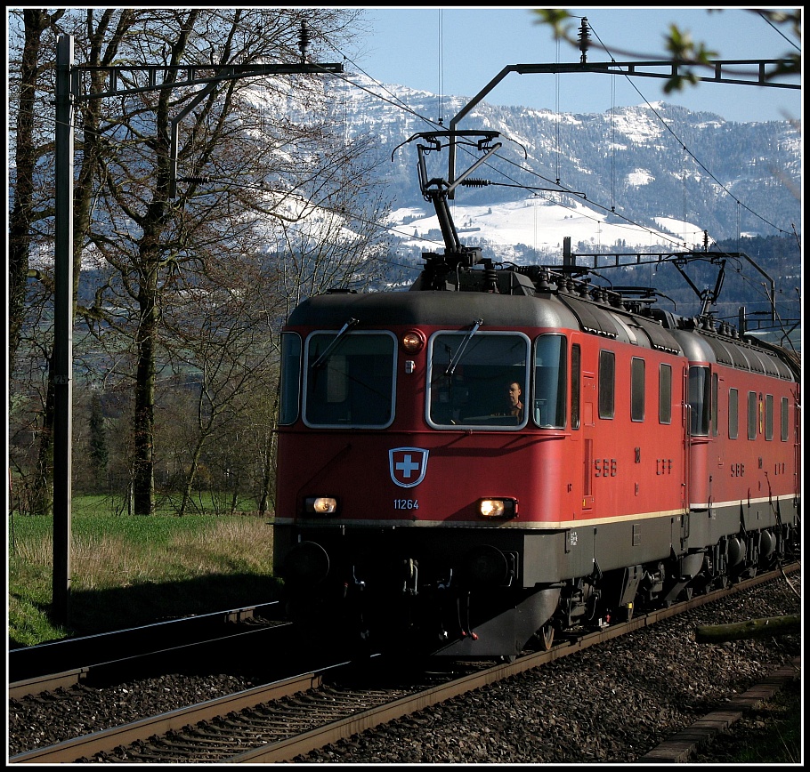 Re 10/10 bei Sins. Im Hintergrund - die Rigi.
7. April 2008