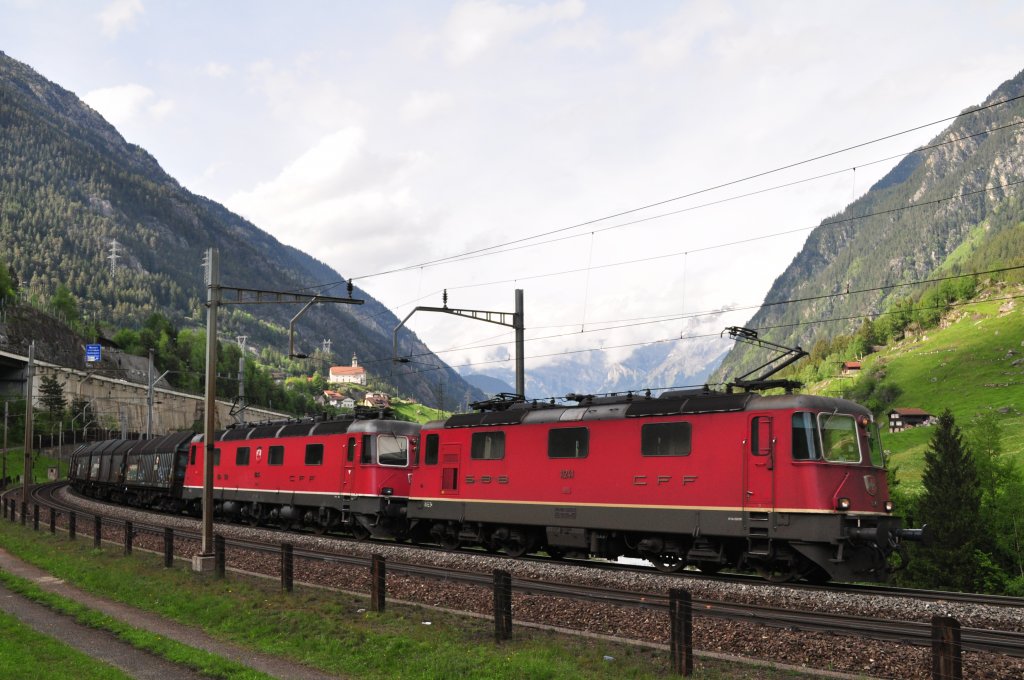 Re 10/10 mit GZ bei Wassen am 29.05.2010