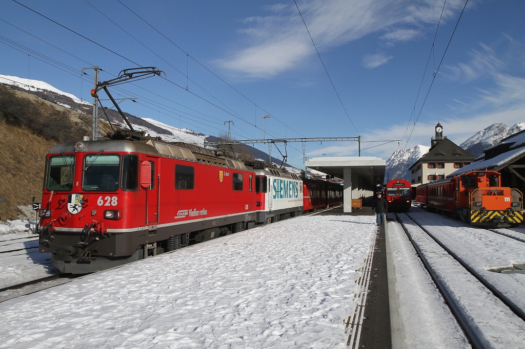 RE 1244 Scuol-Tarasp/Disentis in Doppeltraktion mit Ge 4/4 II 628  S-chanf  + 616  Filisur  mit Werbung fr  Siemens . Daneben Tm 2/2 111 und Engadiner Pendel R 1941 nach Pontresina mit Steuerwagen 1754. (23.01.2011)