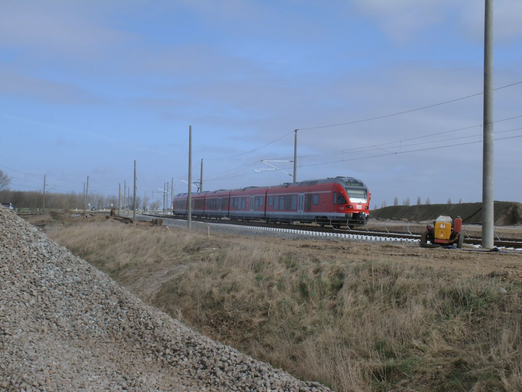 RE 13011 Rostock-Sassnitz,am 30.Mrz 2012,auf dem neuen Streckenabschnitt zwischen Altefhr und Rambin.