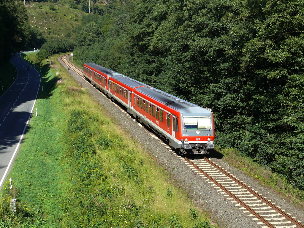 RE 17 (Warburg-Hagen Hbf). Hier kurz vor Hoppecke. 20.08.2011.