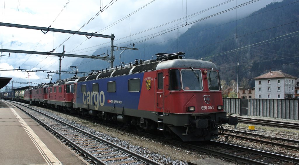 Re 20/20: Re 620 065-3, Re 4/4 11342, Re 6/6 11670 und Re 4/4 11324, Erstfeld, 06.04.2012. Das spezielle an diesem Bild ist, dass die vorderste Lok den Bgel unten hat (die Lok ist wahrscheinlich ausgeschaltet).