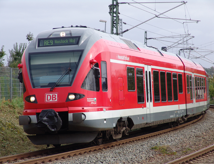 RE 33212 von Sassnitz Richtung Rostock Hbf kurz vor der Einfahrt im Rostocker Hbf.(25.09.10) 