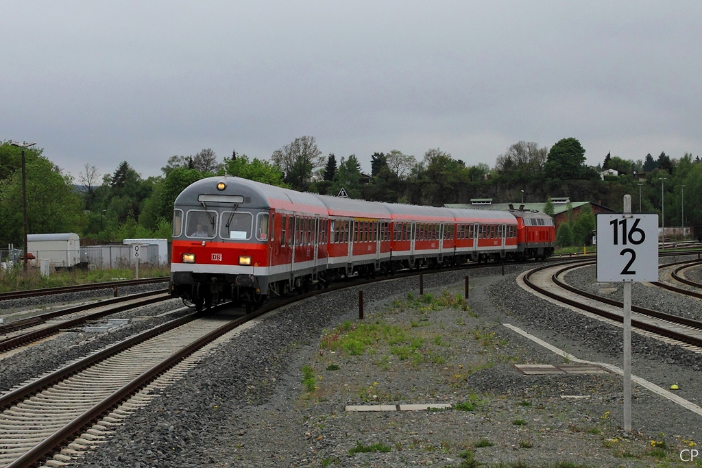 RE 3716 (geschoben von 218 390) erreicht am 15.5.2010 Plauen ob Bf.