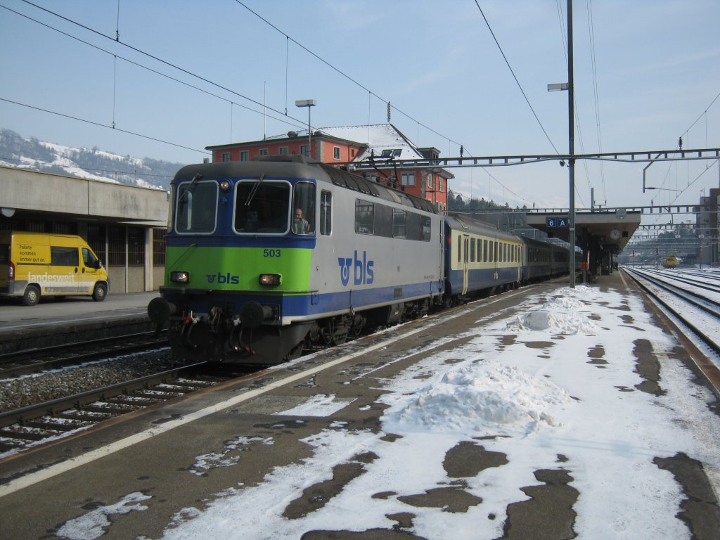 Re 420 503 mit 5 BLS Wagen (AB EWI, B EWI, B NPZ ex. RM, B ex. RM, B EWI) auf Instruktionsfahrt am Gotthard. Im Bild fhrt der Zug aus Arth-Goldau aus, mit Ziel Basel Gterbahnhof, 08.02.2012.

