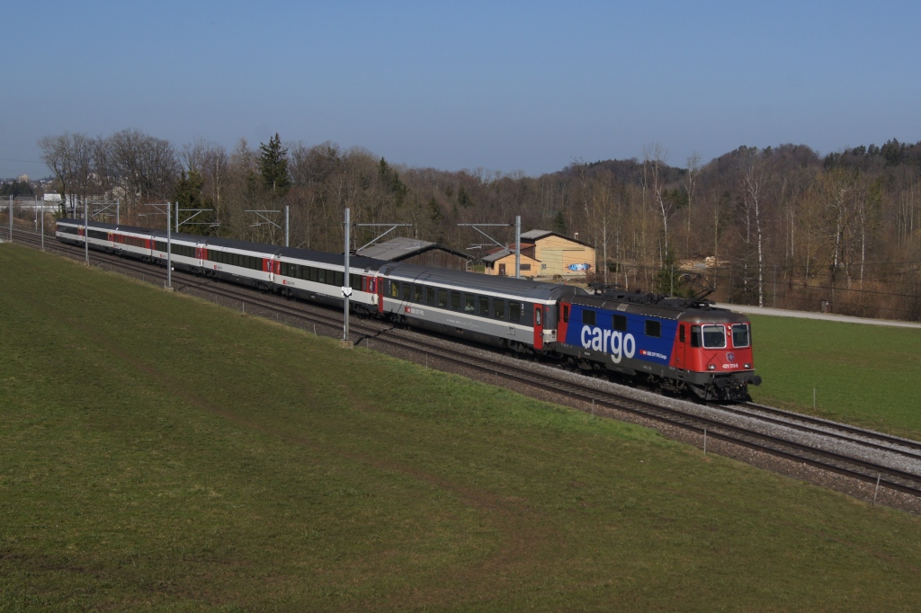 Re 421 379-9 befindet sich am 16.3.12 mit dem EC 193 kurz vor Gossau SG.