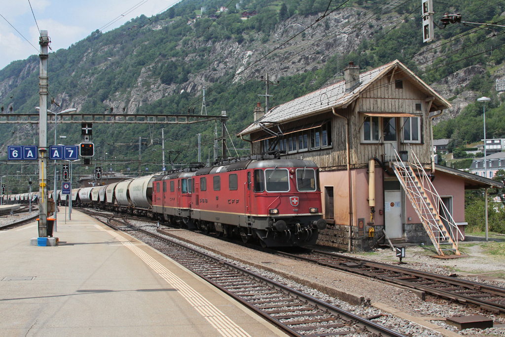 Re 4/4 11311 und eine Schwesterlok mit einem Gterzug am 29.06.2011 in Brig.