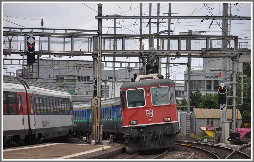 Re 4/4 II 11115 am Zugschluss eines Zusatzzuges Richtung Flughafen. (14.07.2011)