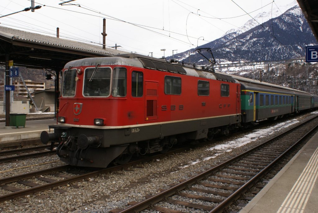 Re 4/4 II 11140 wartet am 17.2.10 in Brig auf neue Aufgaben. 