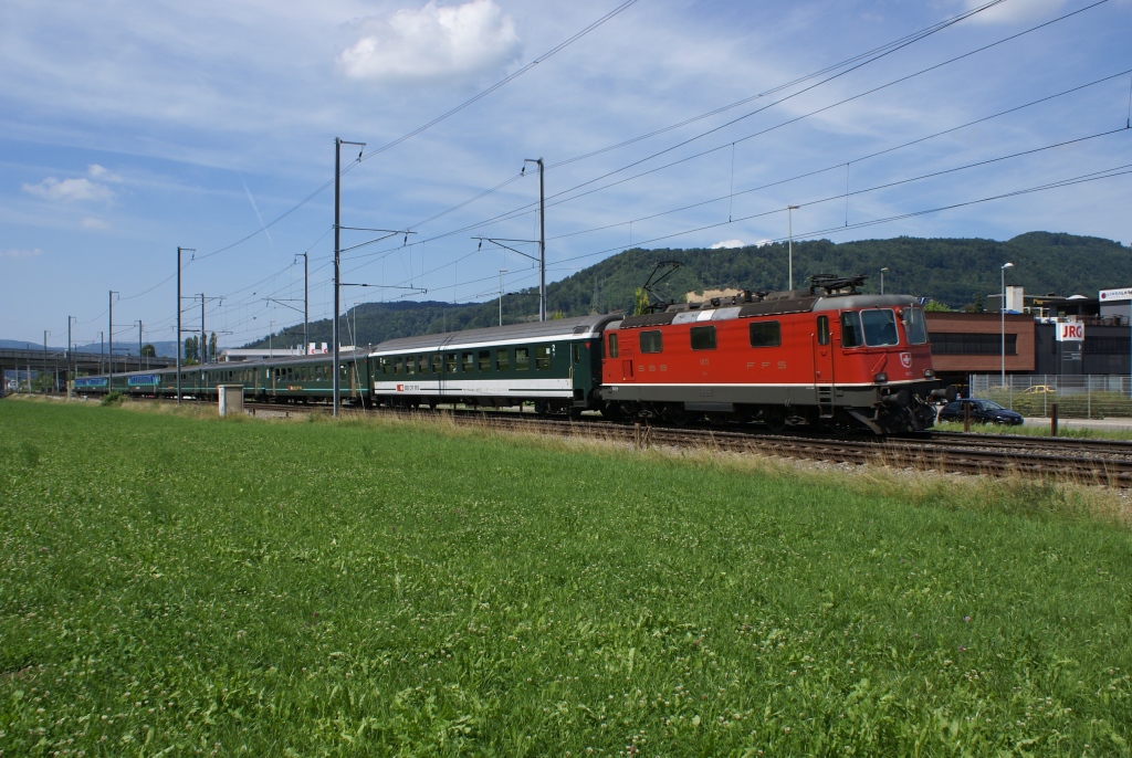 Re 4/4 II 11172 nhert sich am 7.8.10 Sissach.