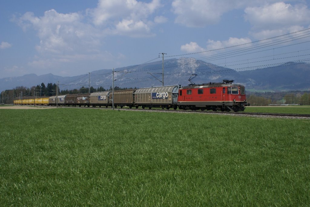 Re 4/4 II 11334 befindet sich am 19.4.10 in Deitingen.