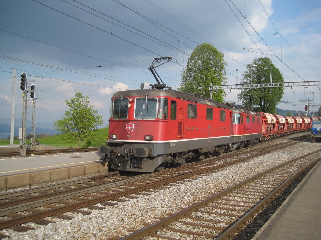 Re 4/4 III 11350 (ex SOB 41) und Re 4/4 II 11296 mit Kieszug in der
alten Heimat der 11350 Samstagern am 14.04.2011