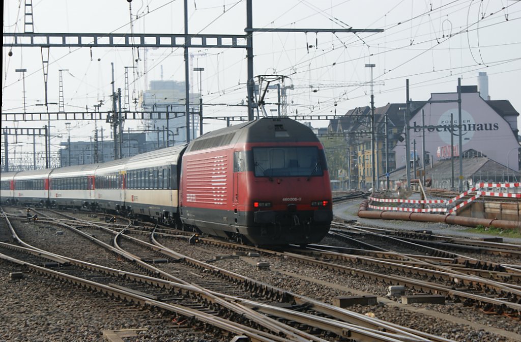 Re 460 006-0 bei der Ausfahrt aus dem HB von Zrich im Mrz 2010.