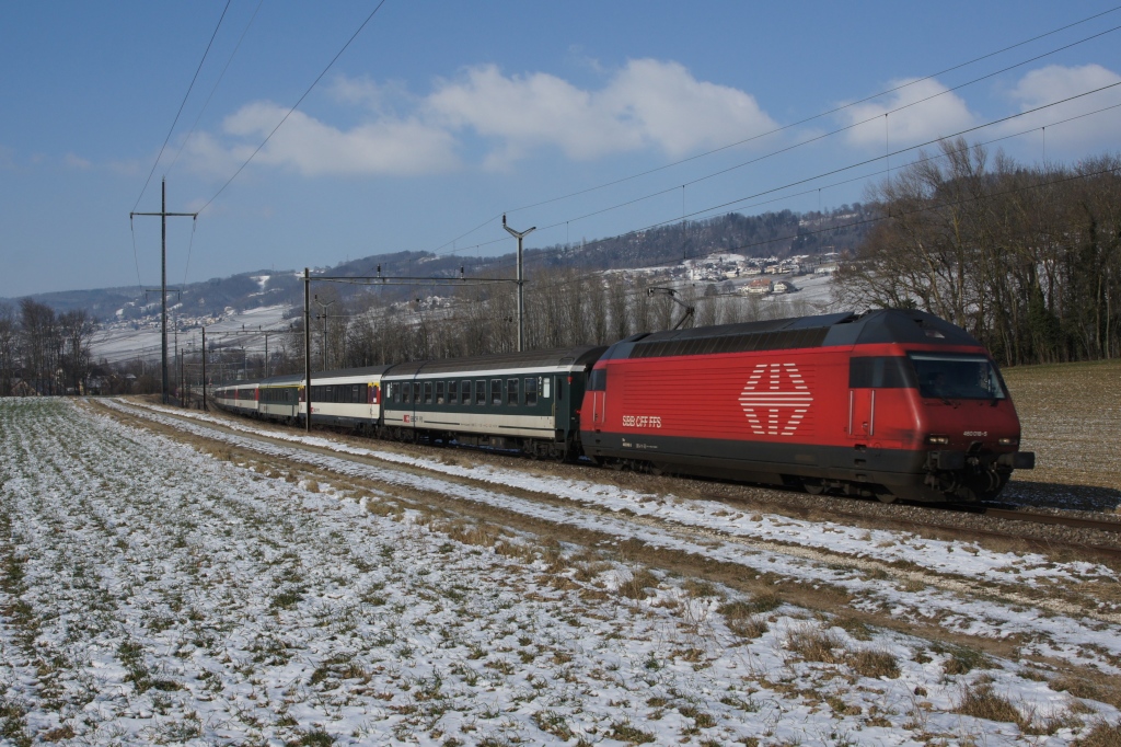 Re 460 018-5 befindet sich am 3.2.12 mit dem RE 1425 bei Allaman.