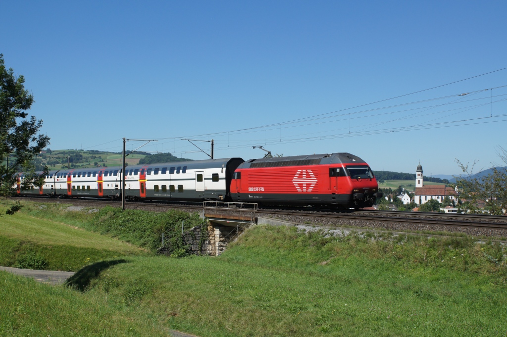 Re 460 045-8 zieht am 18.8.12 den IR 2073 von Frick Richtung Brugg, hier ausgangs Frick.