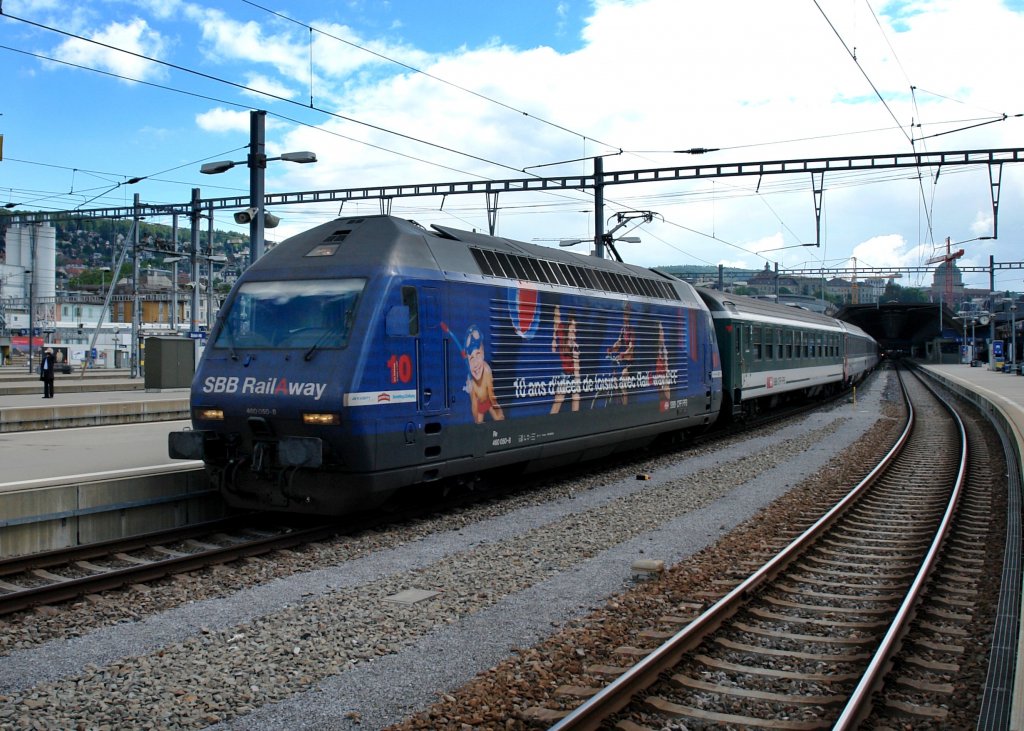 Re 460 050 mit einem IR am 31.08.2010 bei der Ausfahrt des Zricher HB.