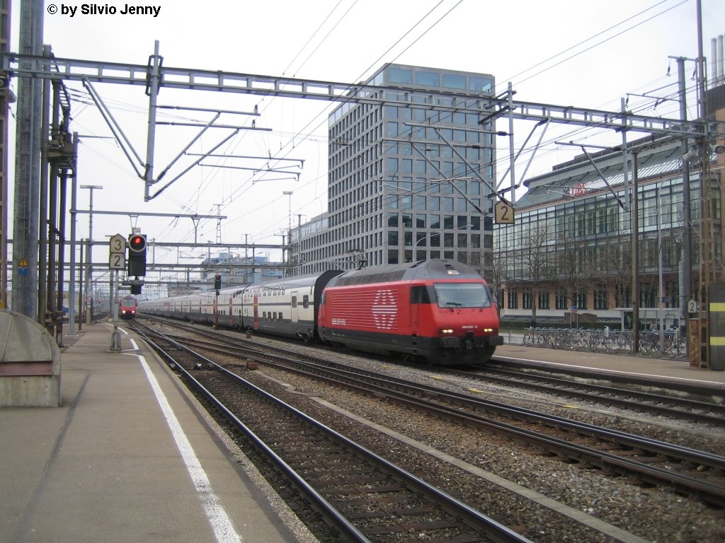 Re 460 057-3 ''Val-de-Ruz'' mit IC 723 nach St. Gallen bei der Durchfahrt in Zrich-Altstetten.