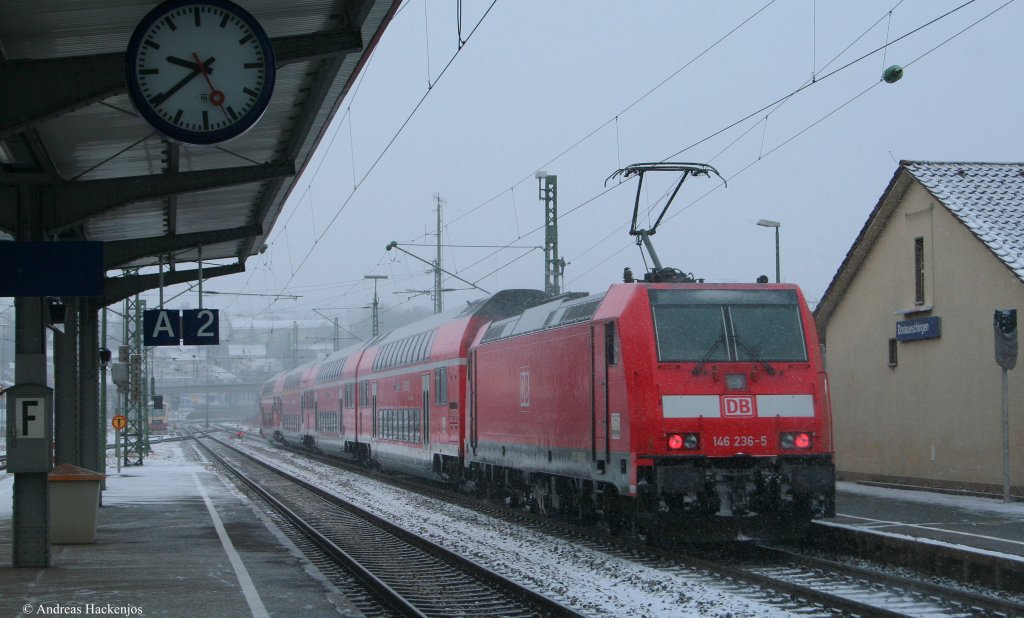 RE 4712 (Konstanz-Karlsruhe Hbf) mit Schublok 146 236-5  Triberg  in Donaueschingen 19.12.09